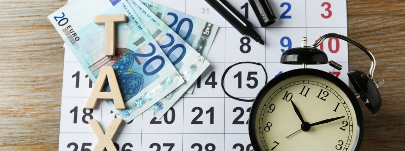 Calendário fiscal e contributivo de agosto 2025 com prazos suspensos e datas limite para entrega de obrigações fiscais e segurança social.